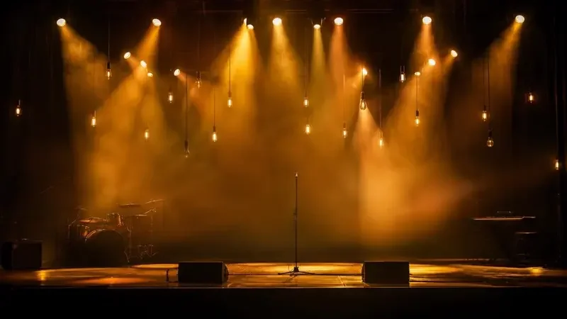 开演前十分钟的舞台:只有一束灯亮着 配图